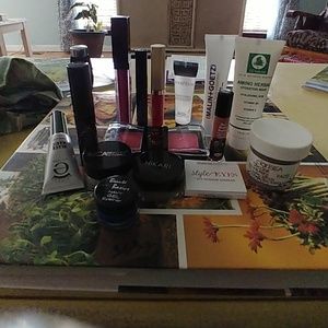 SOLD)Brand New Makeup & Skin Care Products Samples